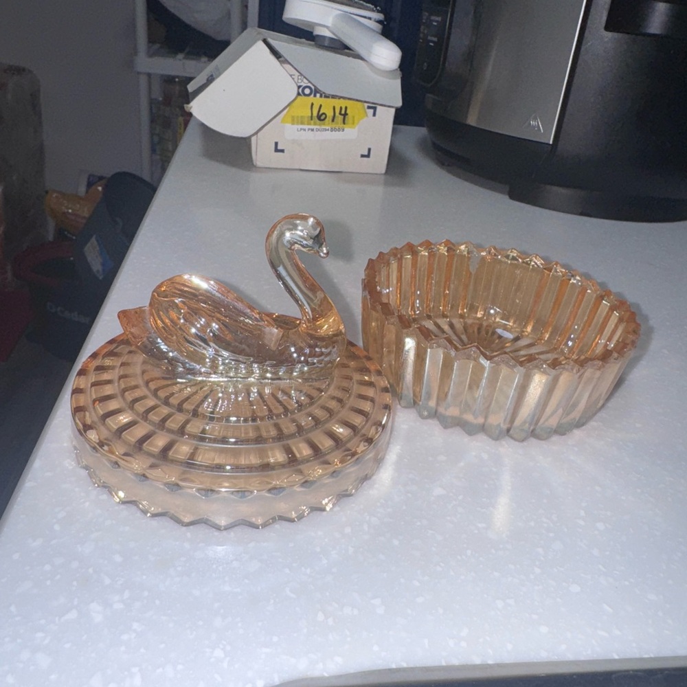 Jeannette Swan on glass dish pink - Picture 3 of 15
